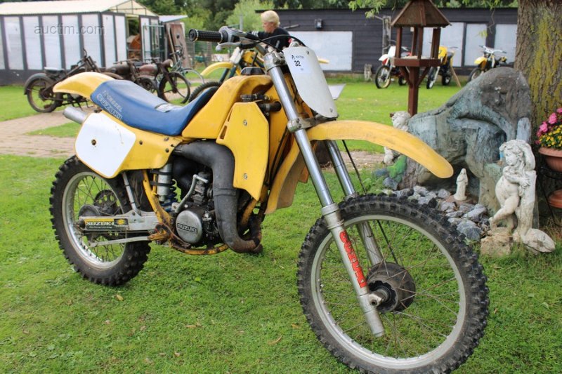 1 motorfiets SUZUKI RM250 full cross, Serien...